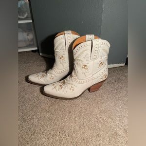 dingo primrose women's booties size 8.5